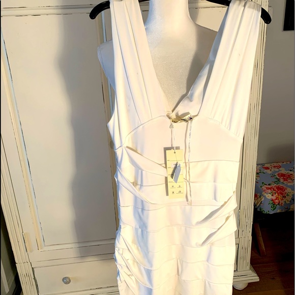 Beautiful white dress-fitting - Picture 4 of 4